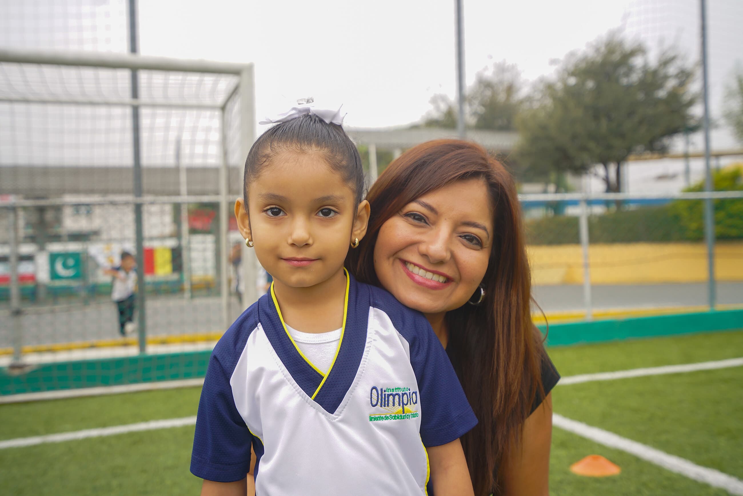 Mamá y su hija, alumna del Instituto Olimpia, en el Circuito Neuromotor