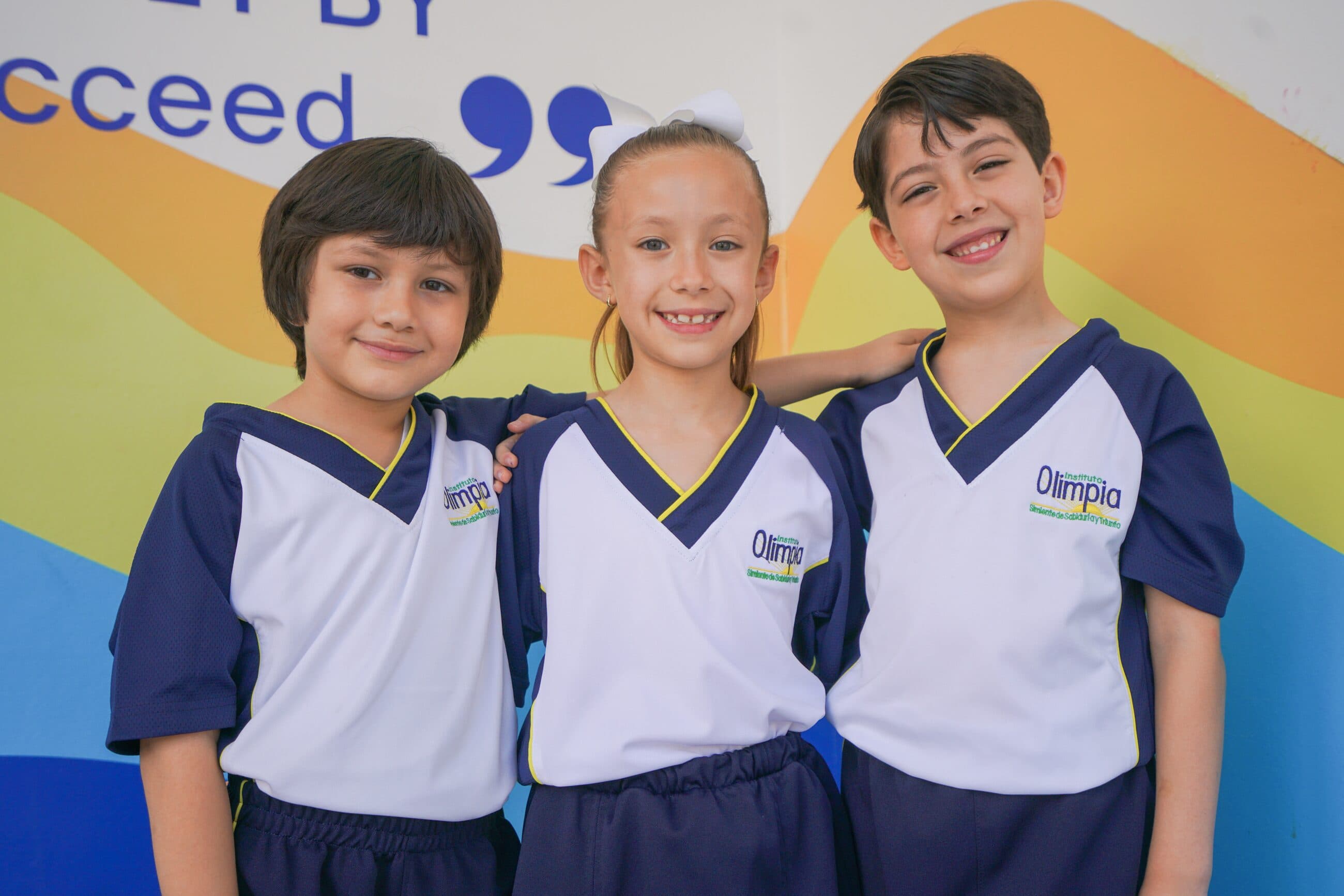 Tres alumnos del Instituto Olimpia con el uniforme deportivo