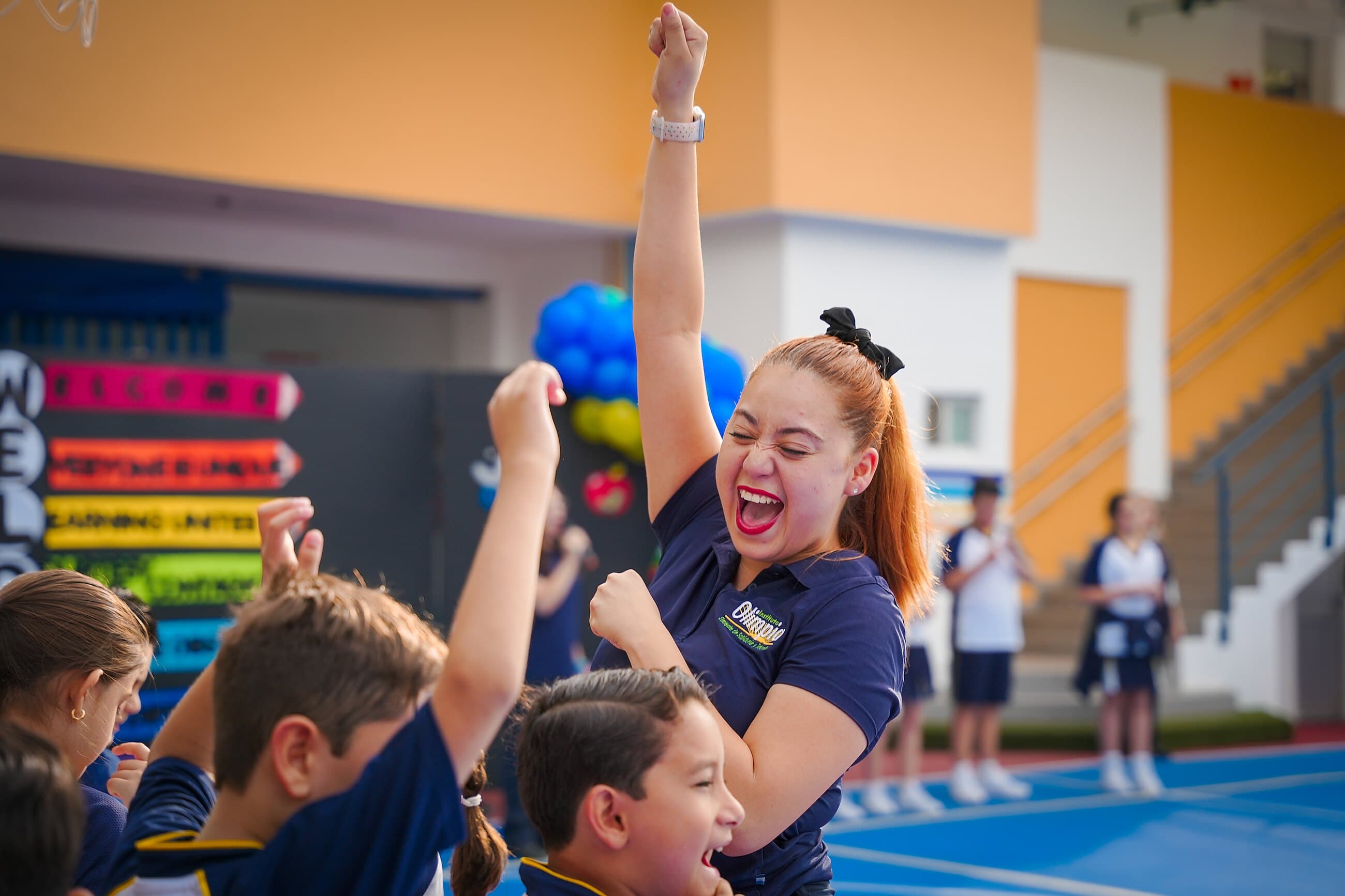 Maestra del Instituto Olimpia con sus alumnos