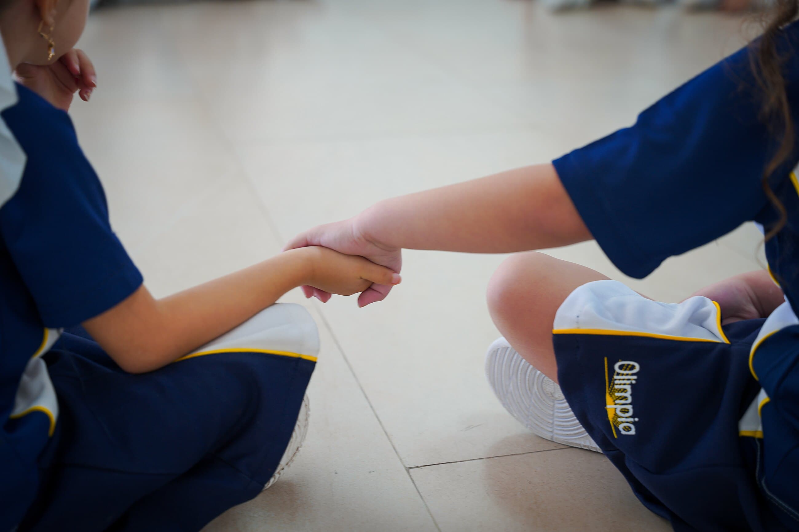 Alumnos del Instituto Olimpia dándose la mano