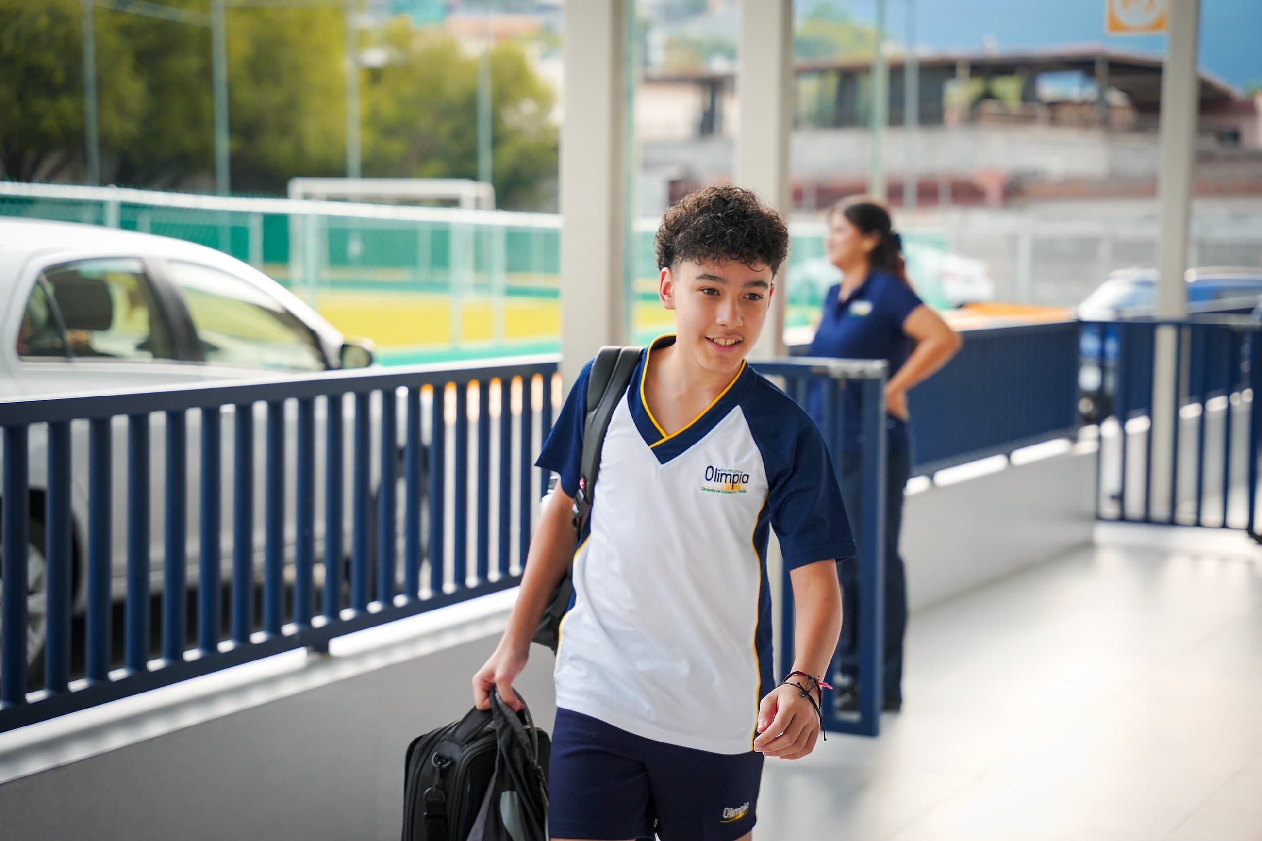 Alumno llegando al Instituto Olimpia